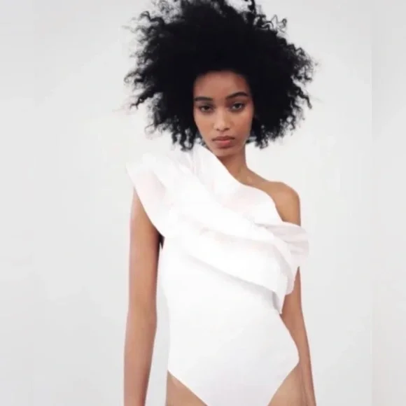 わんわん Zara | Tops | Zara One Shoulder Bodysuit White Ruffle | Poshmark